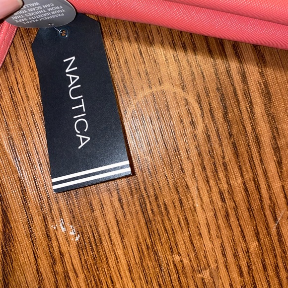 Nautica zipped around wallet - Picture 2 of 7